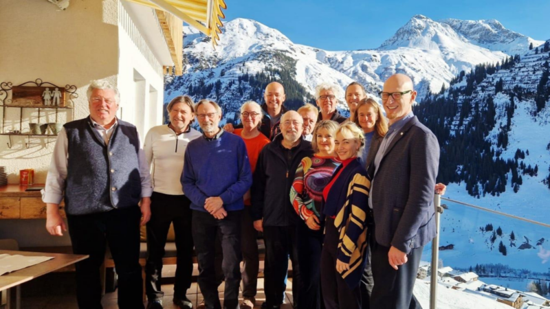 Gruppenbild der MWE-Mitglieder bei der ESSOM-Winterkonferenz. Im Hintergrund Schneeberge